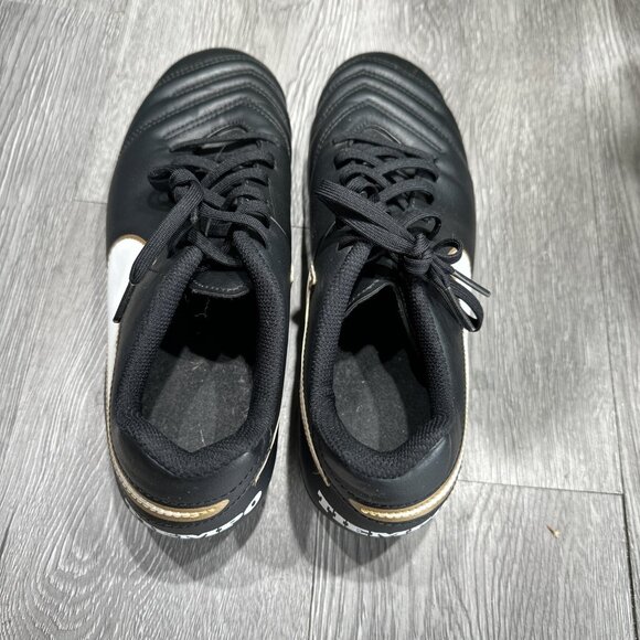 Athletic_Shoes